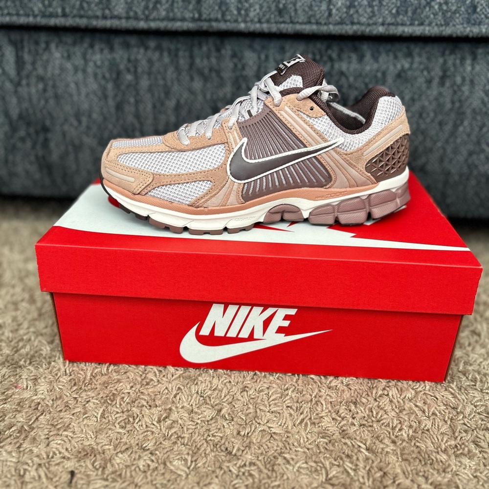Nike vzoom vomero. Women’s 9.5, men’s 8, gently worn